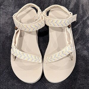 Teva Midform Women’s 
Size 11 gray straps 
Universal Sandal